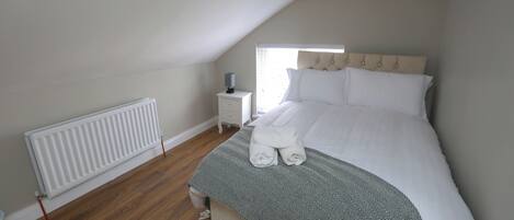 3 habitaciones, tabla de planchar con plancha, wifi y ropa de cama