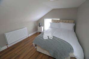 3 bedrooms, iron/ironing board, WiFi, bed sheets - 14 Chamberlain Street, Derry: Epic Location (Londonderry)