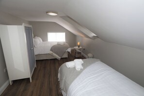 3 chambres, fer et planche à repasser, Wi-Fi, draps fournis