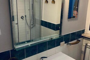 Shower, hair dryer, bidet, towels - Apartment Loft 72 (Milano)