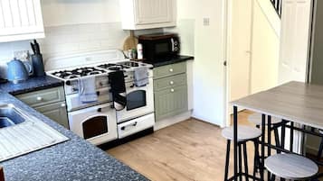 Maison | Cuisine privée | Réfrigérateur, micro-ondes, four, plaque de cuisson
