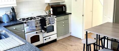 Nhà | Bếp riêng | Tủ lạnh, lò vi sóng, lò nướng, bếp nấu