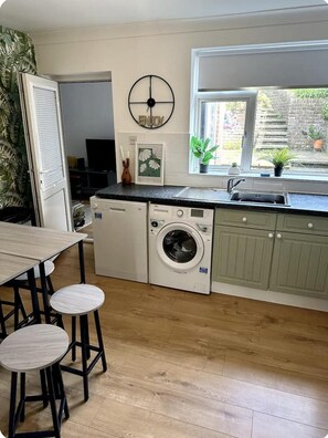 House | Private kitchen | Fridge, microwave, oven, stovetop - Deluxe Beach House Brighton (Brighton)