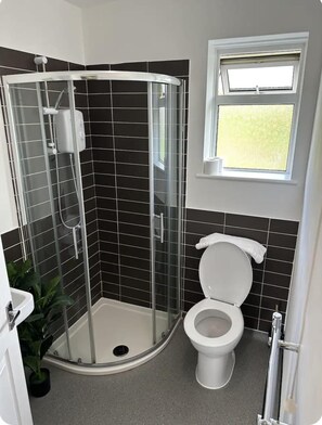 Hus | Bad | Separat badekar og dusj, dype avslapningsbadekar, hårføner og håndklær