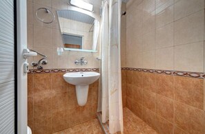 Comfort Double Room, Garden View | Bathroom
