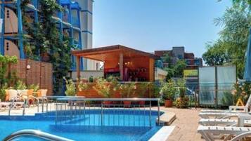 Seasonal outdoor pool