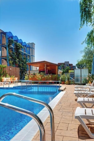 Seasonal outdoor pool. Hotel Paloma