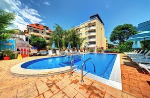 Una piscina al aire libre de temporada