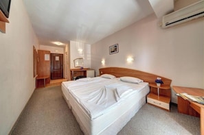 Habitación Confort doble, vistas al jardín | Tabla de planchar con plancha y wifi gratis