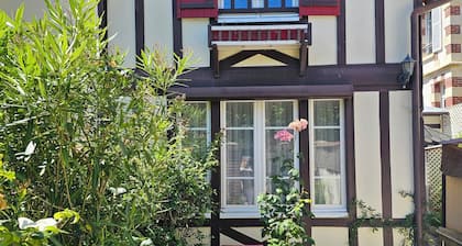 Maison dans l'éventail de Cabourg ,50 m AV de la mer ,400m plage. Idéal famille.
