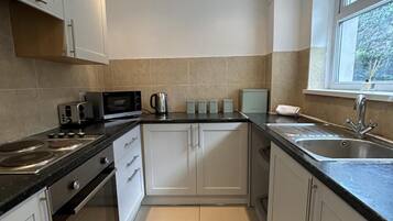 冰箱、微波炉、烤箱、炉灶