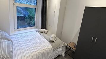 4 bedrooms, iron/ironing board, free WiFi, bed sheets