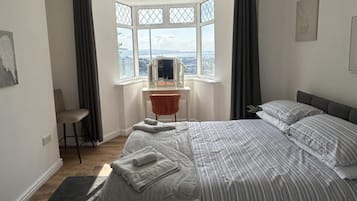 4 kamar tidur, setrika/meja setrika, Wi-Fi gratis, dan seprai linen