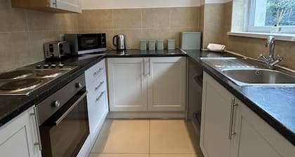 Spacious 4 Bedroom House - Central & Pet Friendly