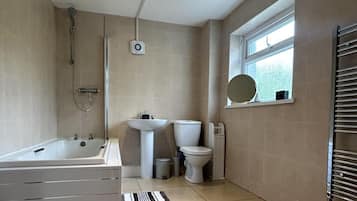 Kombinasi shower/bathtub, bathtub besar, pengering rambut, dan handuk