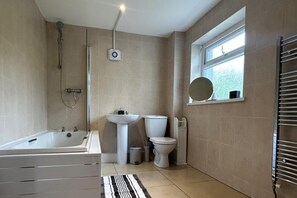 Duschwanne, Komfortbadewanne, Haartrockner, Handtücher