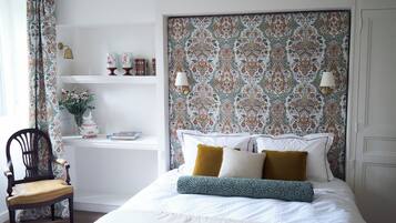 Chambre Deluxe libellule | Bathroom | Combined shower/tub, hair dryer, towels