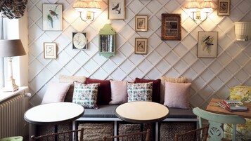 Daily continental breakfast (EUR 14 per person)