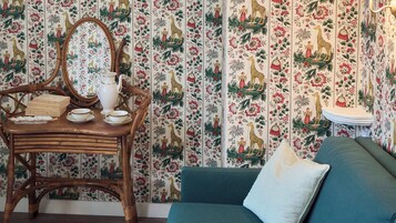 Suite Abeille | Iron/ironing board, free WiFi, bed sheets