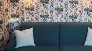 Suite Abeille | Living area | 38-inch LED TV with satellite channels - Maison Mouche  (Beaumont-en-Auge)