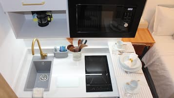 Frigorífico, microondas, placa de cocina y cafetera o tetera