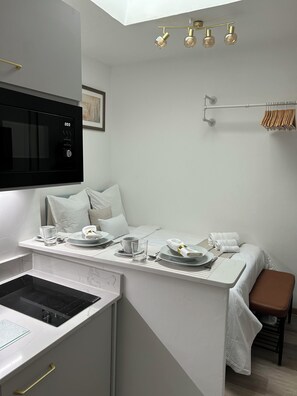1 bedroom, desk, iron/ironing board, free WiFi - Champs Elysees - Arc de Triomphe Cozy Studio in Paris 8 (Paris)
