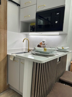 Refrigerador, microondas, parrilla de estufa y cafetera y tetera