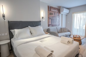 Premium Studio with Balcony | 객실 내 금고, 각각 다른 스타일의 인테리어, 각각 다르게 가구 비치, 방음 설비