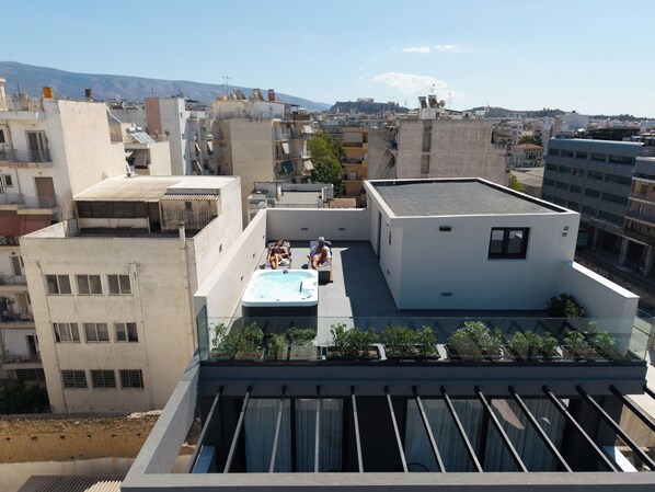 Acropolis View Penthouse with Private Hot Tub | Coffres-forts dans les chambres, décoration personnalisée
