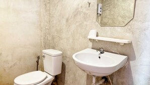 Shower, towels, toilet paper - Honeyland Resort (Hang Dong)