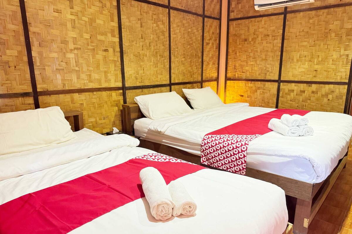 Deluxe Triple Room | 1 bedroom, desk, laptop workspace, blackout curtains