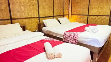 Deluxe Triple Room | 1 bedroom, desk, laptop workspace, blackout drapes