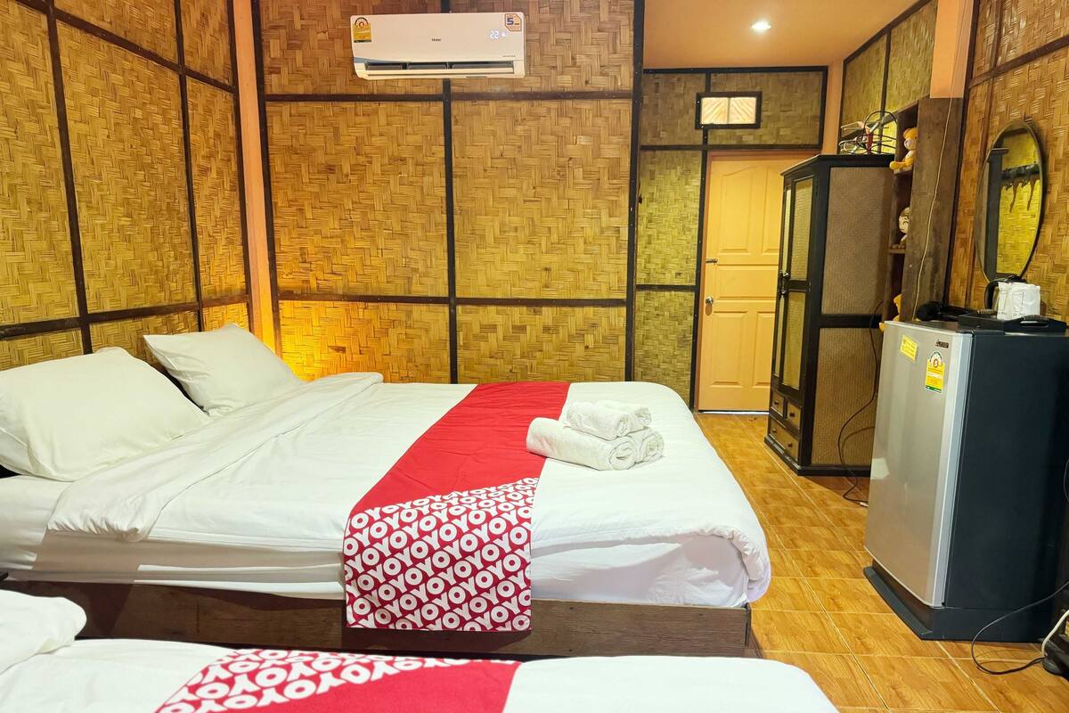 Family Room | Desk, laptop workspace, blackout curtains, free WiFi