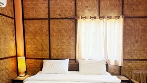 Desk, laptop workspace, blackout curtains, free WiFi - Honeyland Resort (Hang Dong)
