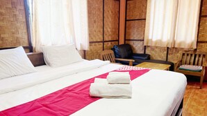 Desk, laptop workspace, blackout curtains, free WiFi - Honeyland Resort (Hang Dong)