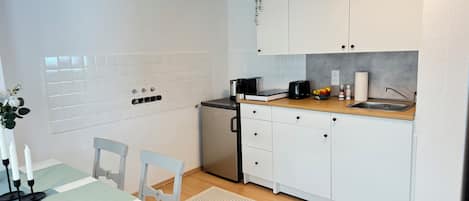 Fridge, stovetop, coffee/tea maker, electric kettle
