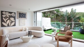 Smart TV, books - Waves of Calm, Tamarama Isyd (Bondi)