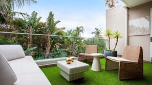 Property grounds - Waves of Calm, Tamarama Isyd (Bondi)