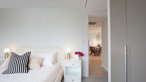 3 habitaciones, escritorio y tabla de planchar con plancha 