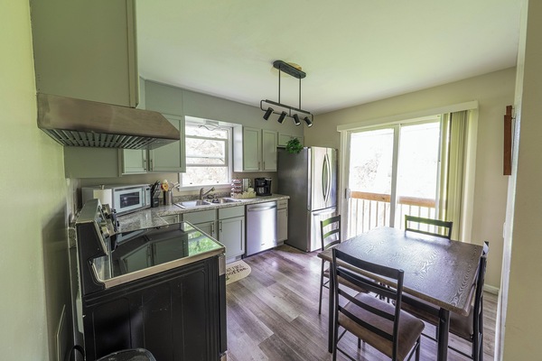 Frigorífico, microondas, horno y placa de cocina