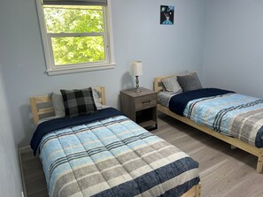3 habitaciones, tabla de planchar con plancha, wifi y ropa de cama 