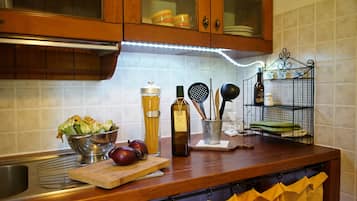 Traditional Apartment, Garden View | Private kitchen | Oven, stovetop, cookware/dishes/utensils, spices
