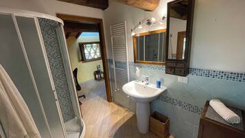 Maison Familiale, vue jardin | Salle de bain