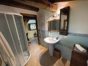 Casa familiar, vistes al jardí | Bany | Assecador de cabells, bidet, tovalloles i sabó 