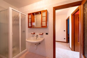 Apartment | Bathroom | Shower, hair dryer, towels, soap - Un Balcone sul Lago by Wonderful Italy (Montemezzo)
