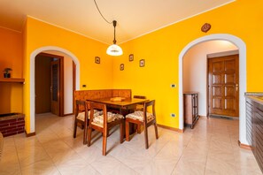 Apartment | Living area | 35-inch TV with digital channels - Un Balcone sul Lago by Wonderful Italy (Montemezzo)
