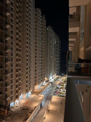 Property grounds - Eagle's Nest: Beautiful 2 BHK AC flat Baner, Pune (Flat in Pune)