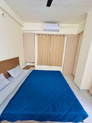 2 bedrooms, desk, free WiFi, bed sheets - Owl's Retreat: 2BHK Modern AC Flat in Wakad, Pune (Pimpri-Chinchwad)