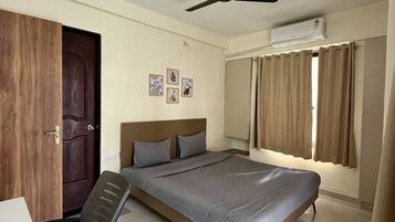 2 bedrooms, desk, free WiFi, bed sheets