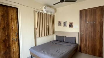 2 bedrooms, desk, free WiFi, bed sheets